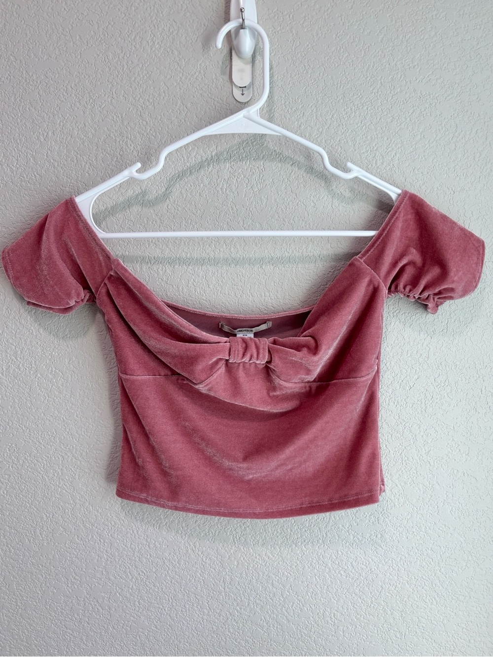 Kimchi Blue Esme Velvet Off The Shoulder Pink Cropped Top Women’s Size Medium